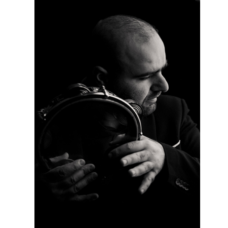 Czarno-białe zdjęcie Chamouna grającego na instrumencie.