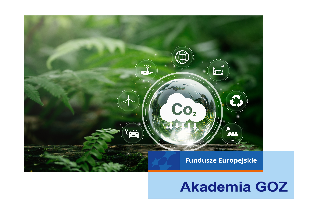 Grafika przedstawiająca kulę ziemską w szklanej bańce na tle zielonych liści. Na kuli widoczny jest napis CO₂ oraz ikony symbolizujące ochronę środowiska. Na dole po prawej stronie znajduje się logo Fundusze Europejskie oraz napis Akademia GOZ.
