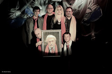 Artyści Piwnicy Pod Baranami ze zdjęciem Mieczysława Święcickiego