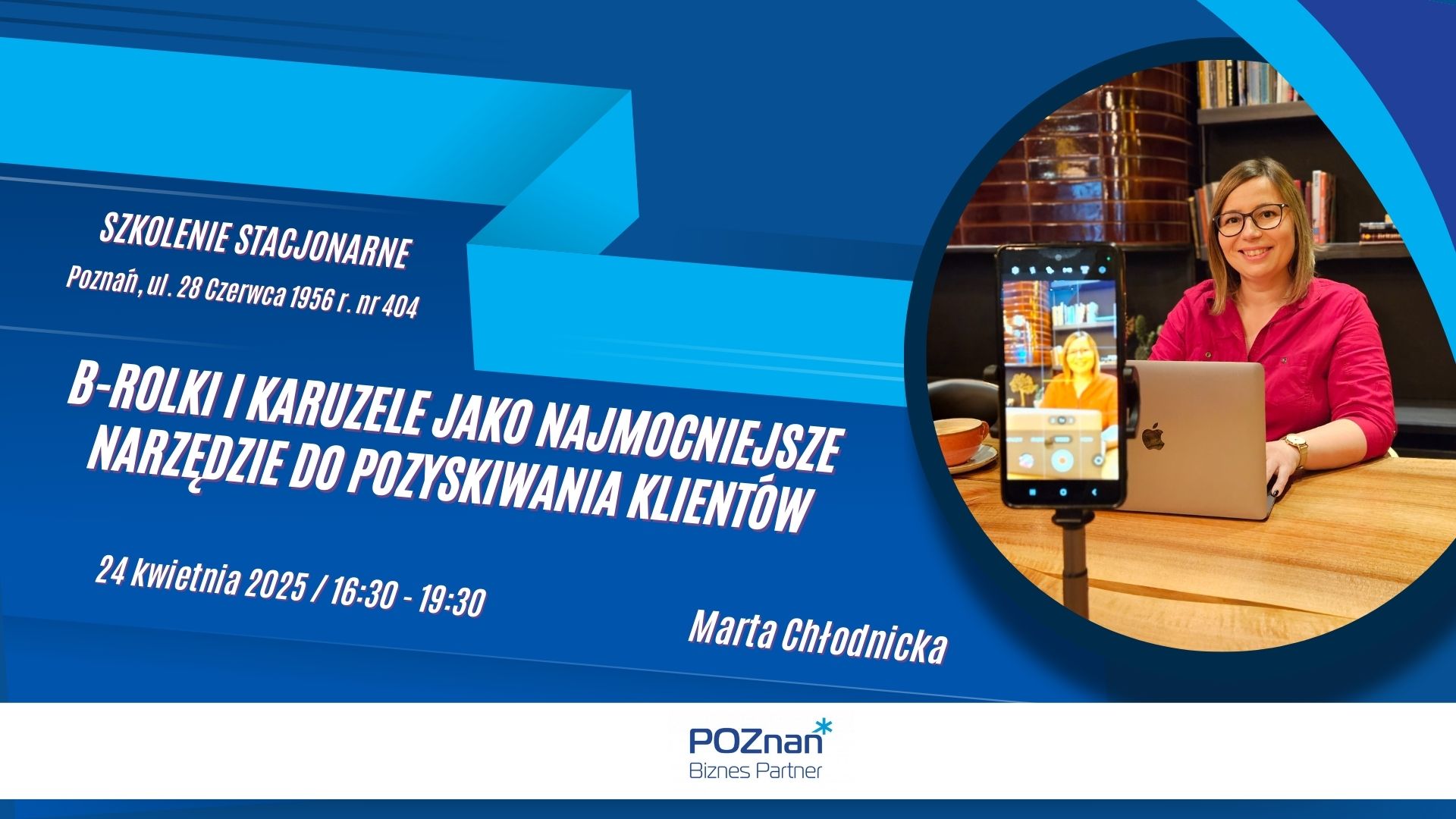 Grafika promująca szkolenie stacjonarne pt. "B-rolki i karuzele jako najmocniejsze narzędzie do pozyskiwania klientów". Wydarzenie odbędzie się 24 kwietnia 2025 roku w godzinach 16:30-19:30 w Poznaniu przy ul. 28 Czerwca 1956 r. nr 404. Szkolenie poprowadzi Marta Chłodnicka. Po prawej stronie grafiki znajduje się zdjęcie prowadzącej - kobiety w okularach i czerwonej koszuli, siedzącej przy stole z laptopem marki Apple. Na pierwszym planie widoczny jest telefon komórkowy nagrywający ją w trybie wideo.