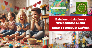Plakat, który promuje Babciowo-Dziadkową SensoBawialnię Kreatywnego Smyka. Roześmiane dzieci siedzą na podłodze, obok zdjęcia pracowni oraz napisy informujące o wydarzeniu.