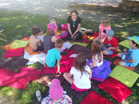 bajarka i dzieci na trawie