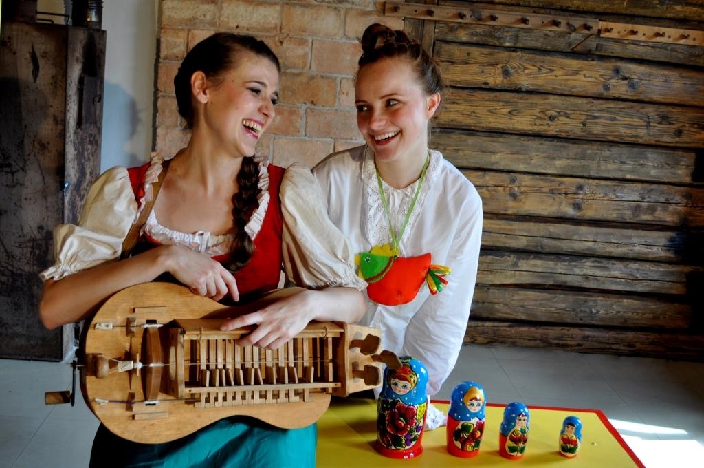 na zdjęciu dwie dziewczyny w strojach ludowych