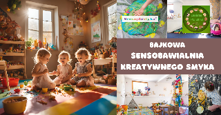 Plakat, podzielony na dwie części, po lewej stronie zdjęcie dzieci bawiących się na dywanie w kolorowej sali pełnej zabawek, po prawej stronie napis Bajkowa Sensobawialnia Kreatywnego Smyka.