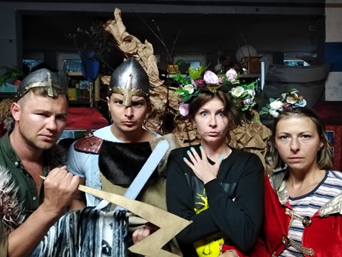 Dwóch mężczyzn i dwie kobiety w przebraniach teatralych. Mężczyźni mają stroje wojowników, a kobiety wieńce i peleryny.