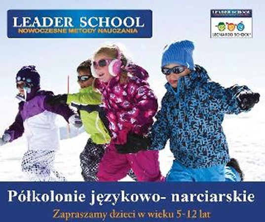 Baner: 4 dzieci w kolorowych kombinezonach narciarskich biegnie po śniegu.