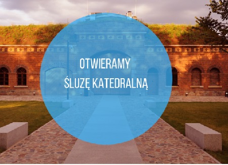 Śluza katedralna. Na środku błękitne koło z białym napisem: Otwieramy śluzę katedralną".