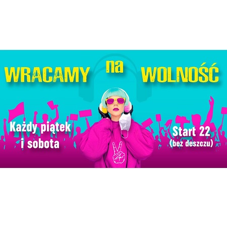 Kobieta w różowym stroju na tle tańczących osób z chorągiewkami, na górze żółty napis na turkusowym tle.