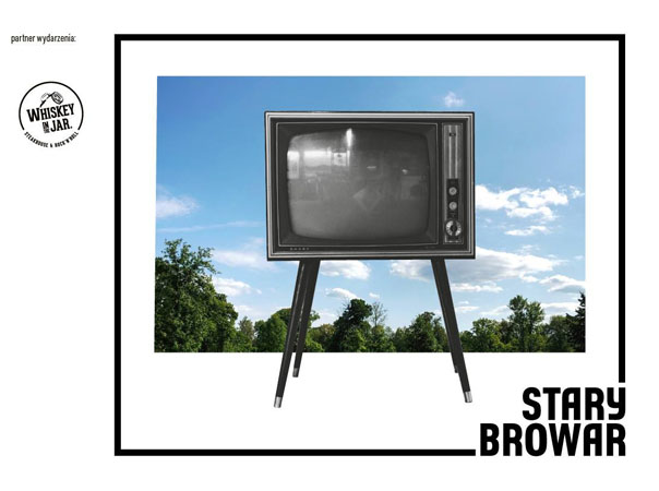 Telewizor na tle nieba i wierzchołków drzew.