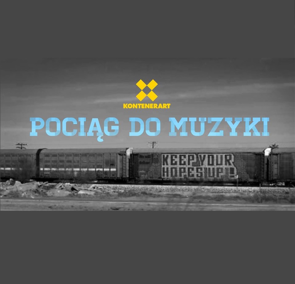 Na banerze wdać zdjęcie, utrzymane w kolorystyce czarno białej, wagonów pociągu z napisem "Keep Your Hopes Up!". Na zdjęcie nałożono żółte logo i nazwę KontenerArt, a pod nim niebieski napis "Pociąg do muzyki".