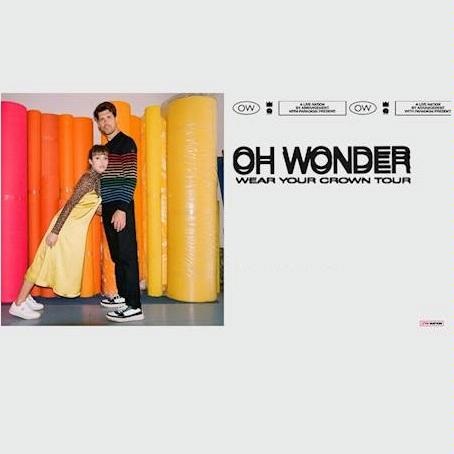 Na szarym tle zdjęcie dwójki artystów tworzących zespół.