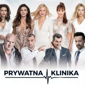 Na białym tle widać w rzędize pięć aktorek grających w spektaklu, pod nimi rząd czterech aktorów. Na dole napis "prywatna klinika" i wykres EKG.