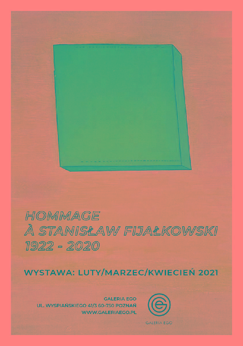 Na niebieskim tle granatowy sześcian i transparentny napis z tytułem wystawy.