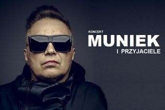 Na szarym tle zdjęcie Muńka, a obok biały napis "koncert Muniek i przyjaciele".