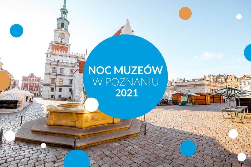 Na niebieskim tle napis "noc muzeów 2021". W tle zdjęcie Starego Rynku i Ratusza w Poznaniu.