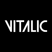 Na czarnym tle biały napis "Vitalic".
