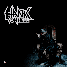 Na czarnym tle nazwa zespołu i zdjęie.