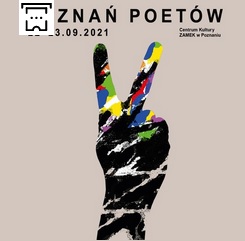 Kwadratowa, beżowa grafika przedstawia czarny rysunek dłoni ułożonej w charakterystyczny gest victorii. Palce dłoni zostały nierównomiernie pokryte różnymi kolorami. Nad dłonią widzimy czarny napis "POZNAŃ POETÓW" z datą wydarzenia poniżej. W prawym górnym rogu znajduje się napis "Centrum Kultury ZAMEK w Poznaniu" i logo Zamku oraz Miasta Poznań.