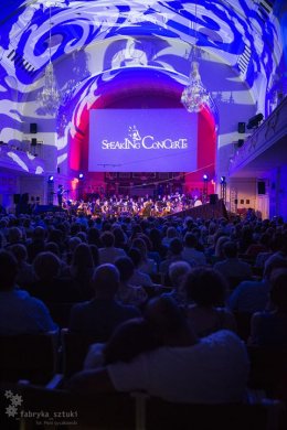 Zdjęcie auli uam i napis "speaking concert".