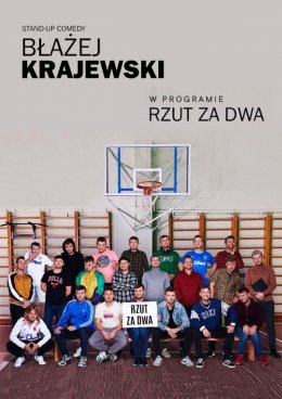Zdjęcie osób na sali sportowej.