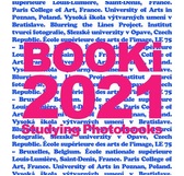 Na białej grafice, pośrodku duże różowe litery umieszczone w trzech liniach i układające się w napis "BOOKi 2021 Studying Photobooks". Pod nimi mniejsze niebieskie napisy w różnych językach - nazwy uczelni i państw, w których uczą się i z których pochodzą studenci i studentki, autorzy i autorki prac pokazywanych na wystawie.