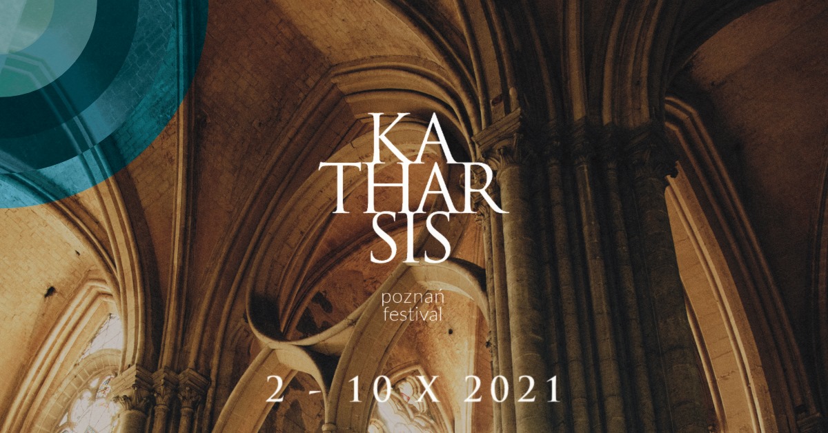 Fioletowy baner z nazwą wydarzenia.