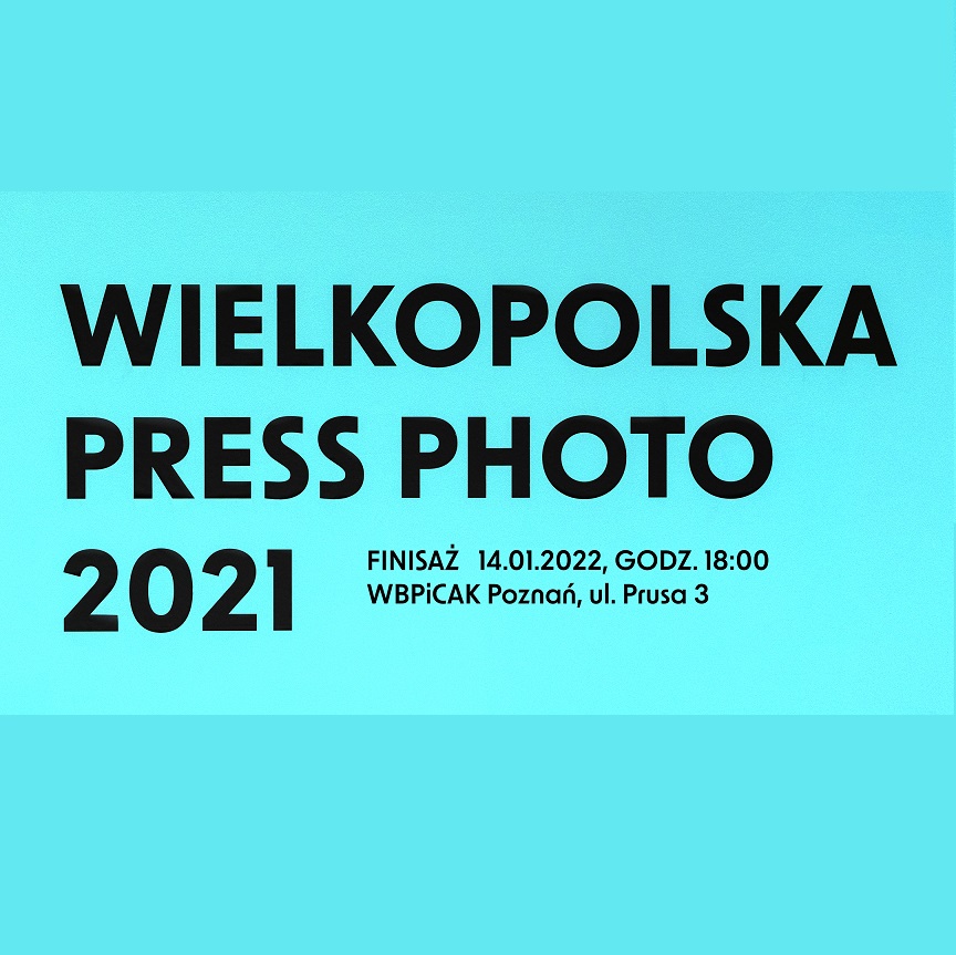 Na niebieskim tle napisy o finisażu.