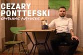 Zdjęcie artysty i nazwa wydarzenia.
