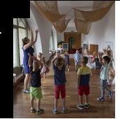 Roztańczone dzieci podczas zabawy w Bawialni.