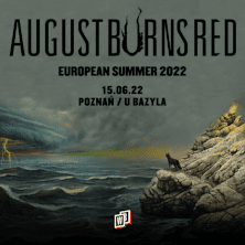 Pies stojący na skalistym wybrzeżu patrzy na wzburzone morze. W oddali chmury burzowe i piorun. Powyżej nazwa zespołu i trasy, data i miejsce wydarzenia.