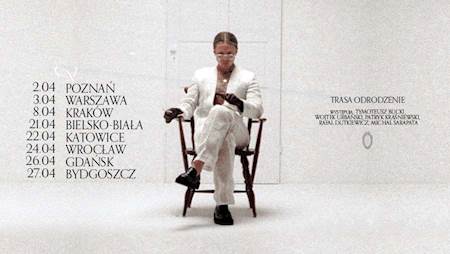 Zdjęcie artysty i nazwa wydarzenia.