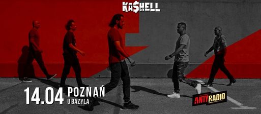 Zdjęcie artysty na szaro-czerwonym tle.