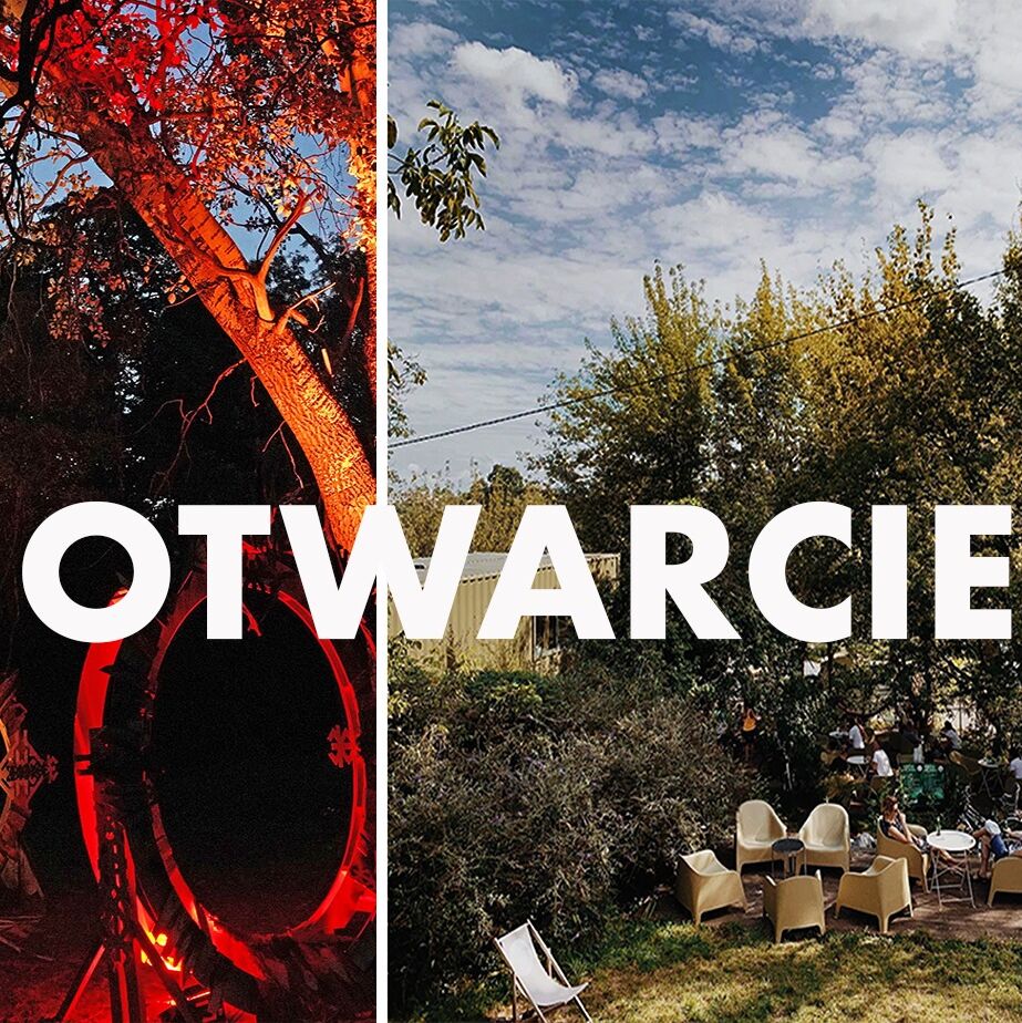 Napis otwarcie na tle zdjęć z Ogrodu Szeląg. Wśród zielonych drzew widoczne są fotele ogrodowe i stoliki.