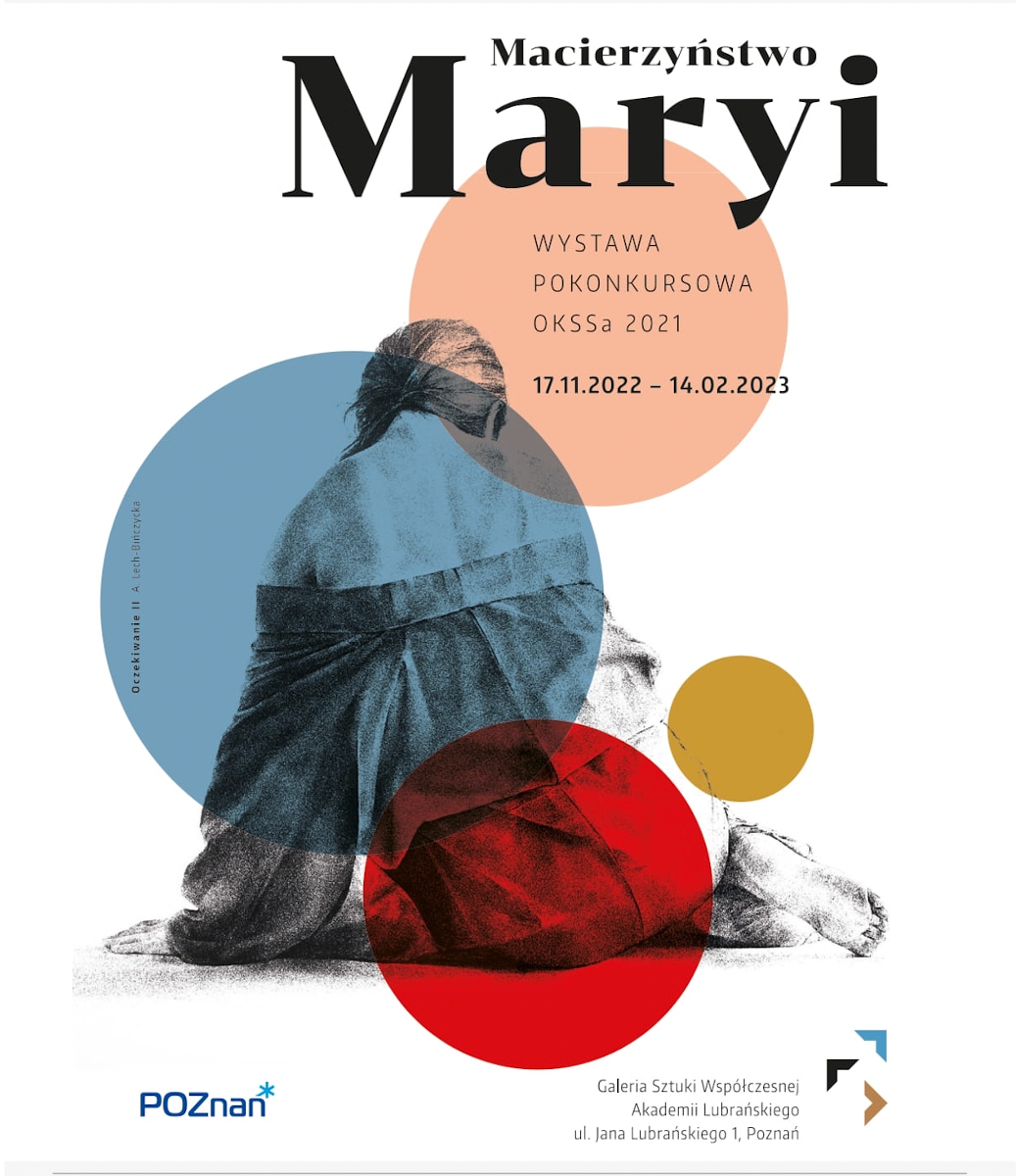 Nazwa wystawy i ramy czasowe. Obok szkic kobiety siedzącej tyłem na ziemi. Na wszystkim cztery koła w kolorze rużowym, niebieskim, czerwonym i musztardowym.