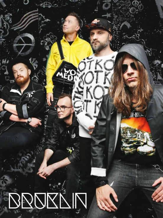 Baner promujący wydarzenie. Zdjęcie członków zespołu.