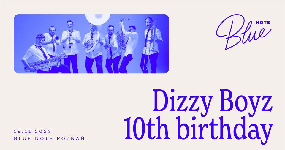 Zdjęcie siedmiu muzyków z instrumentami dętymi. Nazwa wydarzenia i data. Wszystko w tonacji niiebieskiej na beżowym tle.