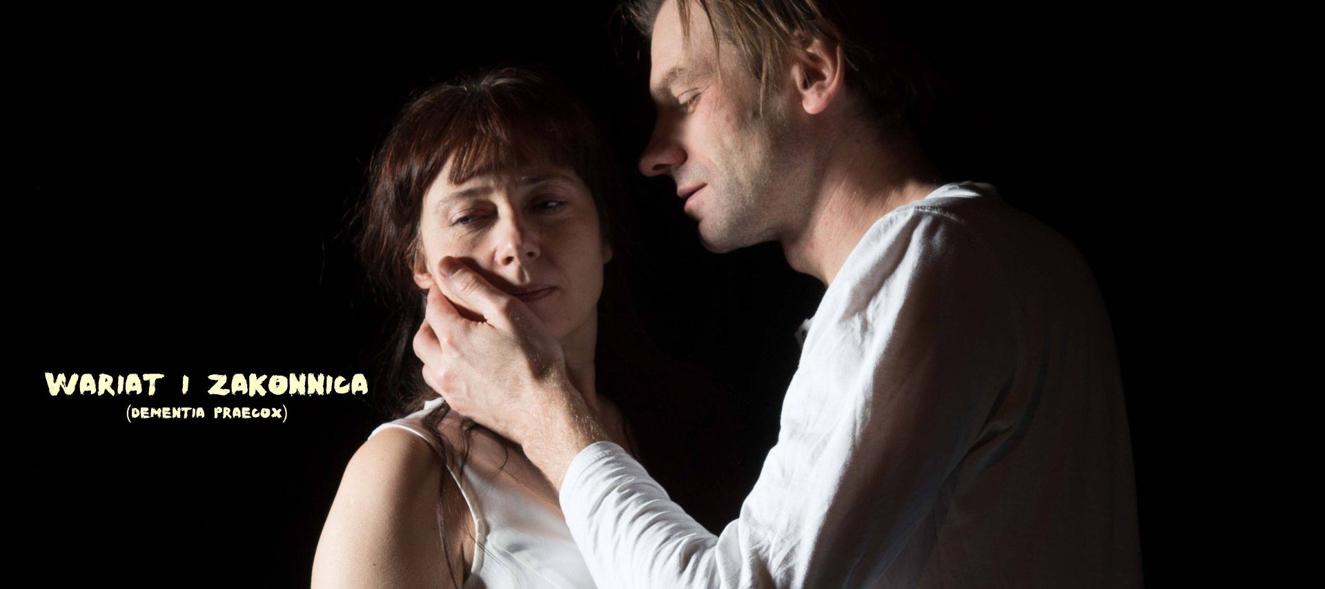 Zdjęcie przedstawia twarze mężczyzny i kobiety, mężczyzna trzyma dłoń na policzku kobiety. Z lewej strony napis wariat i zakonnica. Dementia Praecox.