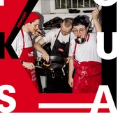 Grafika przedstawia trzech mężczyzn w fartuchach i czapkach kucharskich. Jeden z nich trzyma patelnię, drugi chochlę. Mają twarze ubrudzone mąką. Wokół zdjęcia czerwone i czarne litery układające się w napis POKUSA.