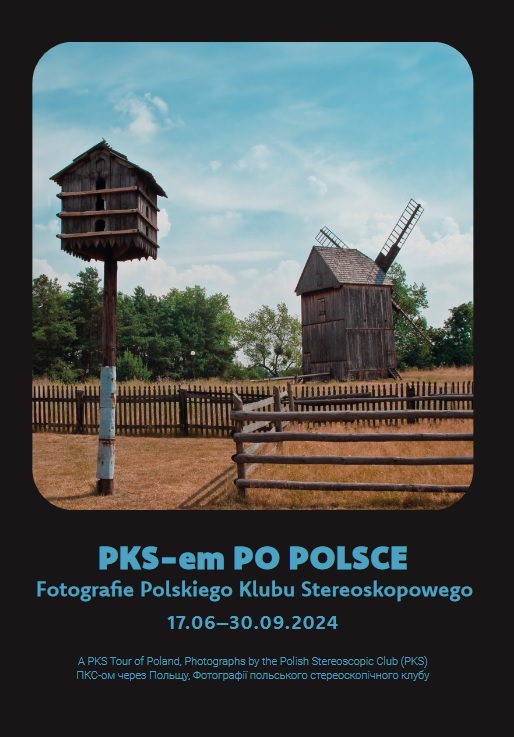 Baner promujący wydarzenie. Nazwa wydarzenia i data. Powyżej jedno ze zdjęć z wystawy z gołębnikiem, drewnianymi płotami i młynem / wiatrakiem w oddali. Za całością szpaler drzew i błękitne niebo powyżej.