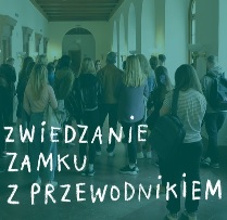 Zdjęcie przedstawia grupę zwiedzających osób. Na fotografię nałożono zielone przezrocze. Na dole napisano białym odręcznymi literami: ZWIEDZANIE ZAMKU Z PRZEWODNIKIEM.