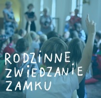 Zdjęcie przedstawia grupę dzieci w czasie zwiedzania Zamku. Na fotografię nałożono niebieskie przezrocze. Na dole napisano białym odręcznymi literami: RODZINNE ZWIEDZANIE ZAMKU.