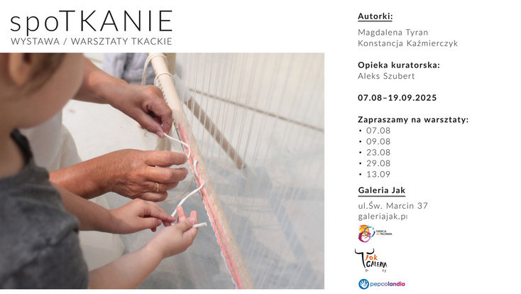 Dłonie dorosłej kobiety i postać małej dziewczynki, które tkają.