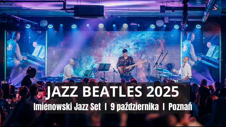 Trzech muzyków występujących na scenie. Na pierwszym planie rozmazana publiczność. W tle, za muzykami grafika kosmosu. Nad nimi reflektory. Szczegółowe informacje na temat wydarzenia zawarte w treści artykułu.