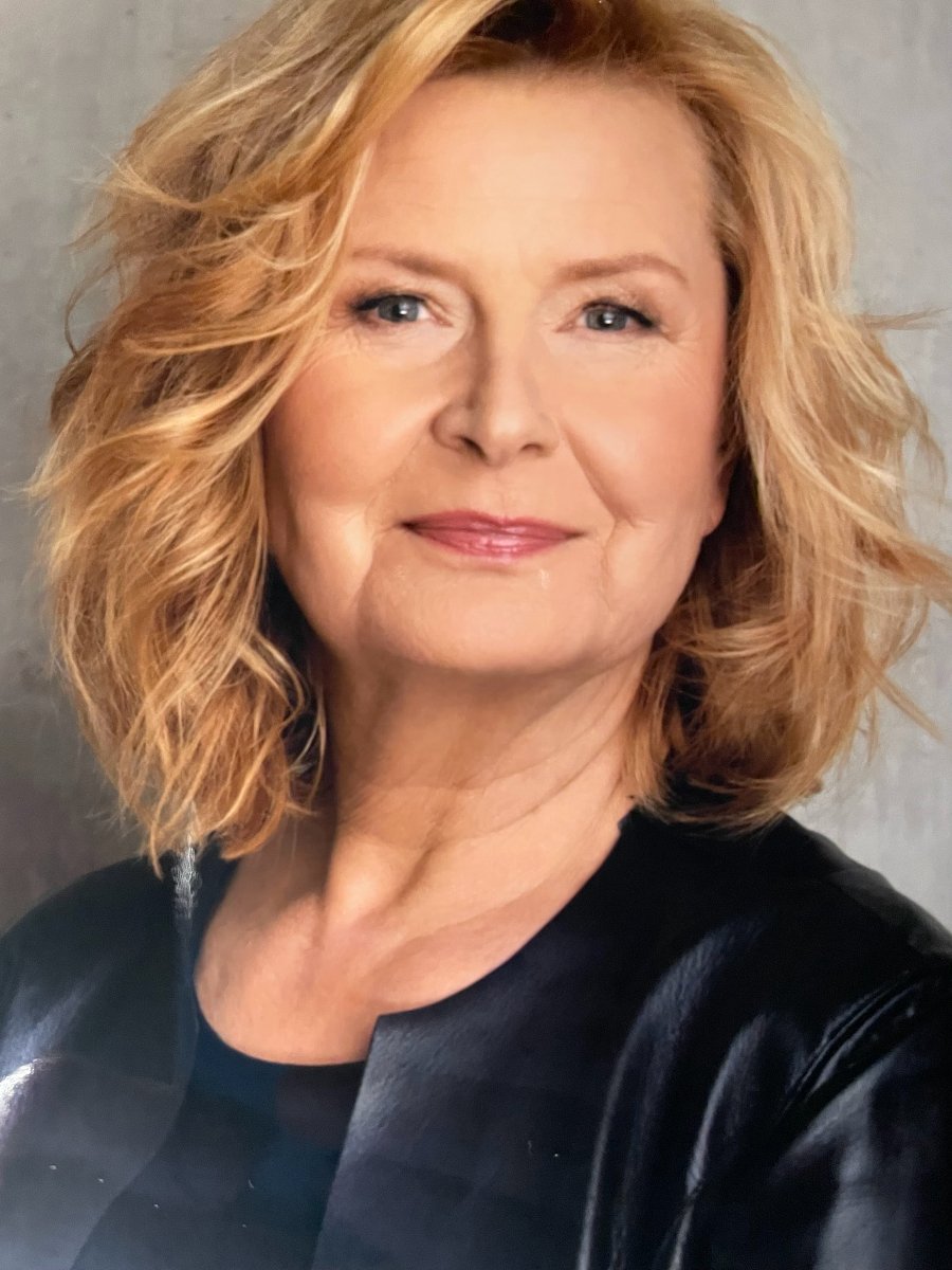 Zdjęcie uśmiechniętej Barbary Bursztynowicz.