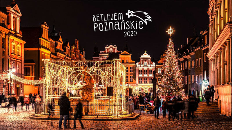 Stary Rynek świątecznie udekorowany. Po prawej choinka, na górze napis "Betlejem Poznańskie 2020".