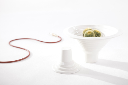 biała donica w kształcie stożka