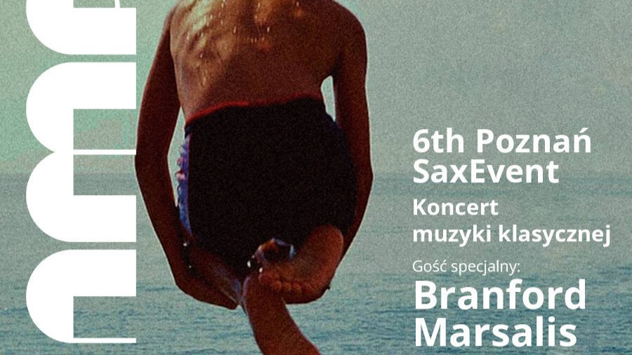 Plakat promuje 6. edycję Poznań SaxEvent, koncertu muzyki klasycznej. Na środku widnieje zdjęcie osoby wykonującej skok do wody z podkurczonymi nogami. Na prawo od zdjęcia znajduje się tekst informujący o wydarzeniu.