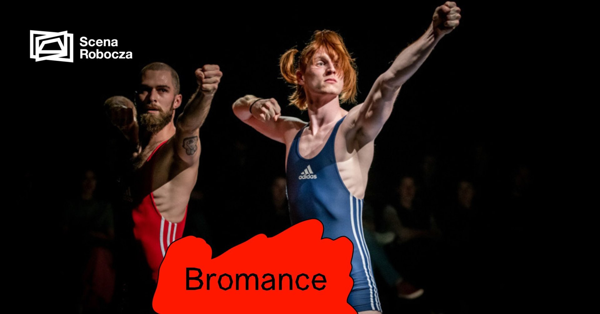 Zapytanie zostało przetworzone Zdjęcie promujące spektakl "Bromance" teatru Scena Robocza, przedstawiające dwóch mężczyzn w strojach zapaśniczych na czarnym tle. Jeden z nich ma brodę i czerwony kostium, a drugi, z rudymi włosami spiętymi w kucyki, nosi niebieski trykot marki Adidas. Obaj wykonują dynamiczne gesty z zaciśniętymi pięściami, a w dolnej części grafiki widnieje tytuł spektaklu na czerwonej plamie.