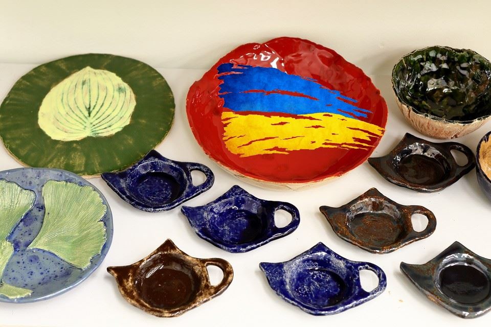 Ręcznie wytoworzone naczynia ceramiczne.