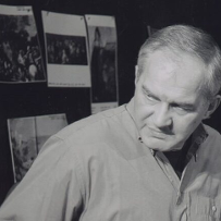czarno-biała fotografia, reżyser teatralny Janusz Wiśniewski na tle wydruków